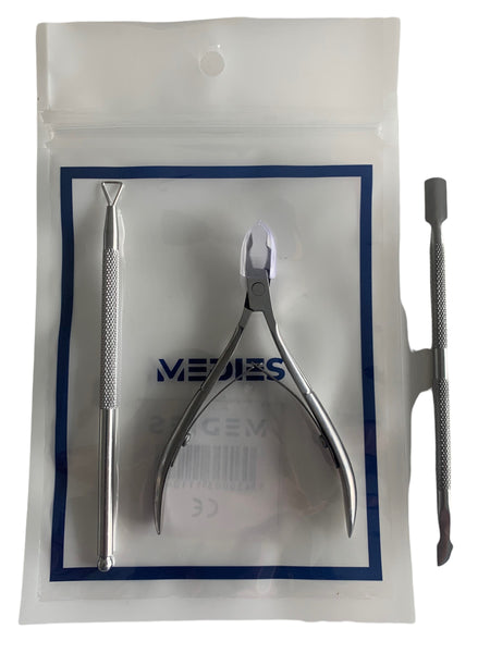 Medies Professionele nagelverzorging set 3 stuks  3-delige nagelriem verzorging set voor een perfecte nagelriem verzorging. Roestvrij staal voor professioneel en thuisgebruik en individueel verpakt Inhoud : 1 nagelriem knipper en 1 bokkenpootje (cuticle pusher) met twee zijden. (ene zijde is om de nagelriem los te maken, de andere zijde om de nagels schoon te maken) daarnaast ook 1 manicure tool.