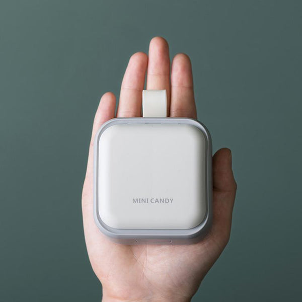 Deze luxe pillendoos voor 1 dag met 4 vakken opent automatisch met een drukknop en is makkelijk op te bergen. De vakken zijn groot genoeg.