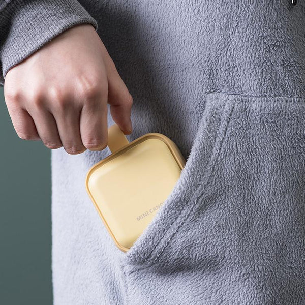 Deze luxe pillendoos voor 1 dag met 4 vakken opent automatisch met een drukknop en is makkelijk op te bergen. De vakken zijn groot genoeg