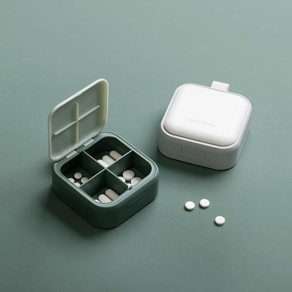 Deze luxe pillendoos voor 1 dag met 4 vakken opent automatisch met een drukknop en is makkelijk op te bergen. De vakken zijn groot genoeg